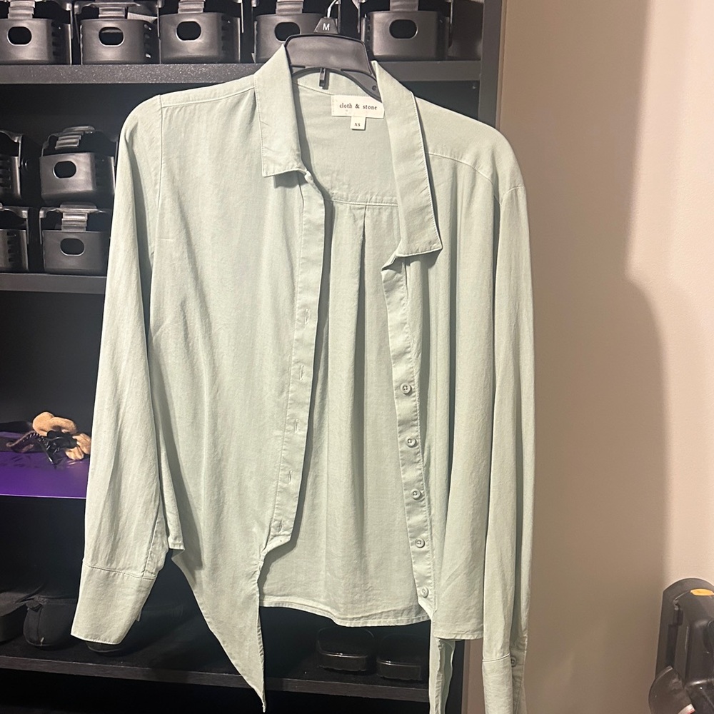 Cloth & Stone Light Green Button-Up Top